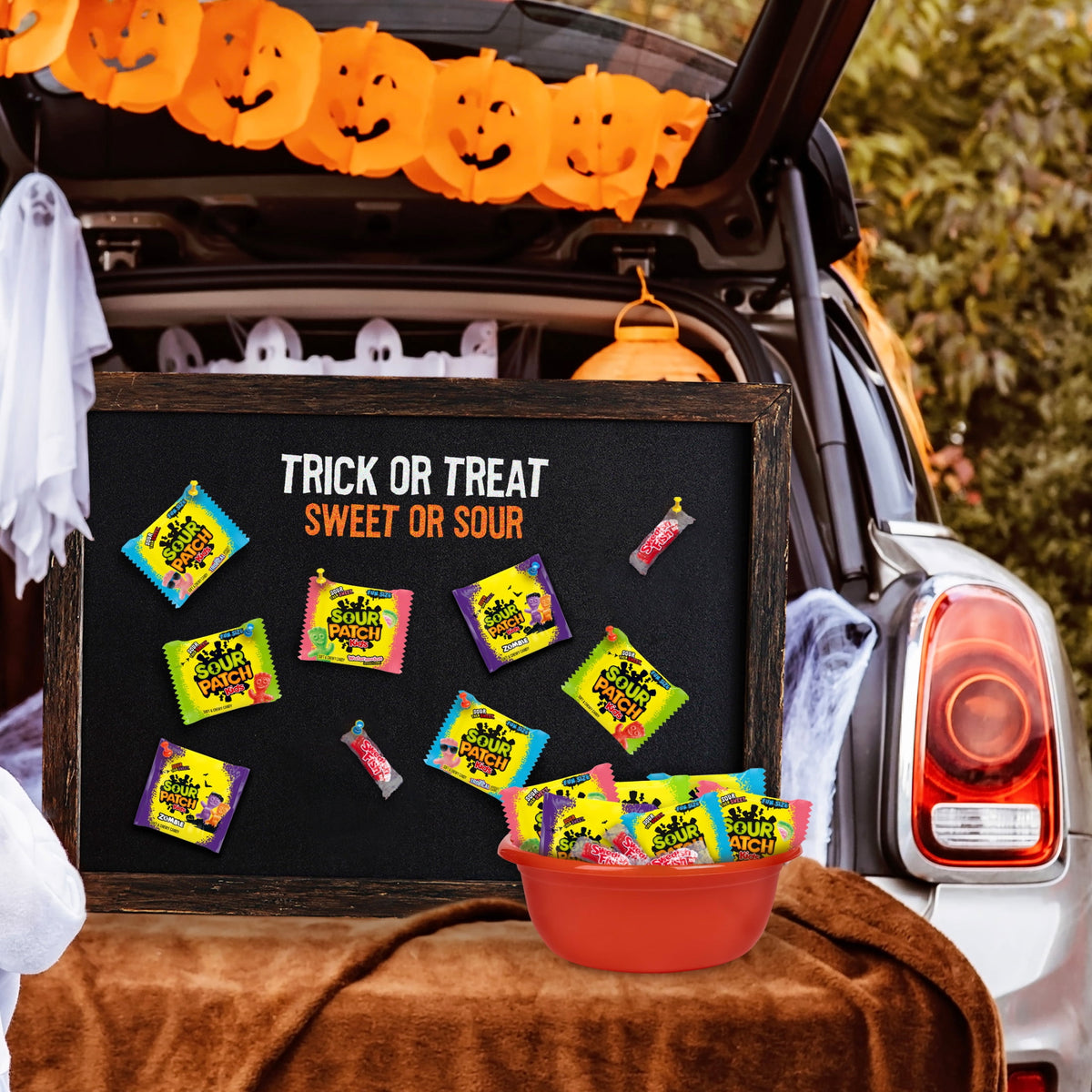 SOUR PATCH KIDS and SWEDISH FISH Soft & Chewy Gummy Halloween Candy Variety Pack, Bulk Candy, 190 count