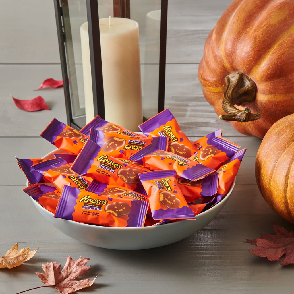 REESE'S Milk Chocolate Snack Size Peanut Butter Pumpkins, Halloween Candy Jumbo Bag